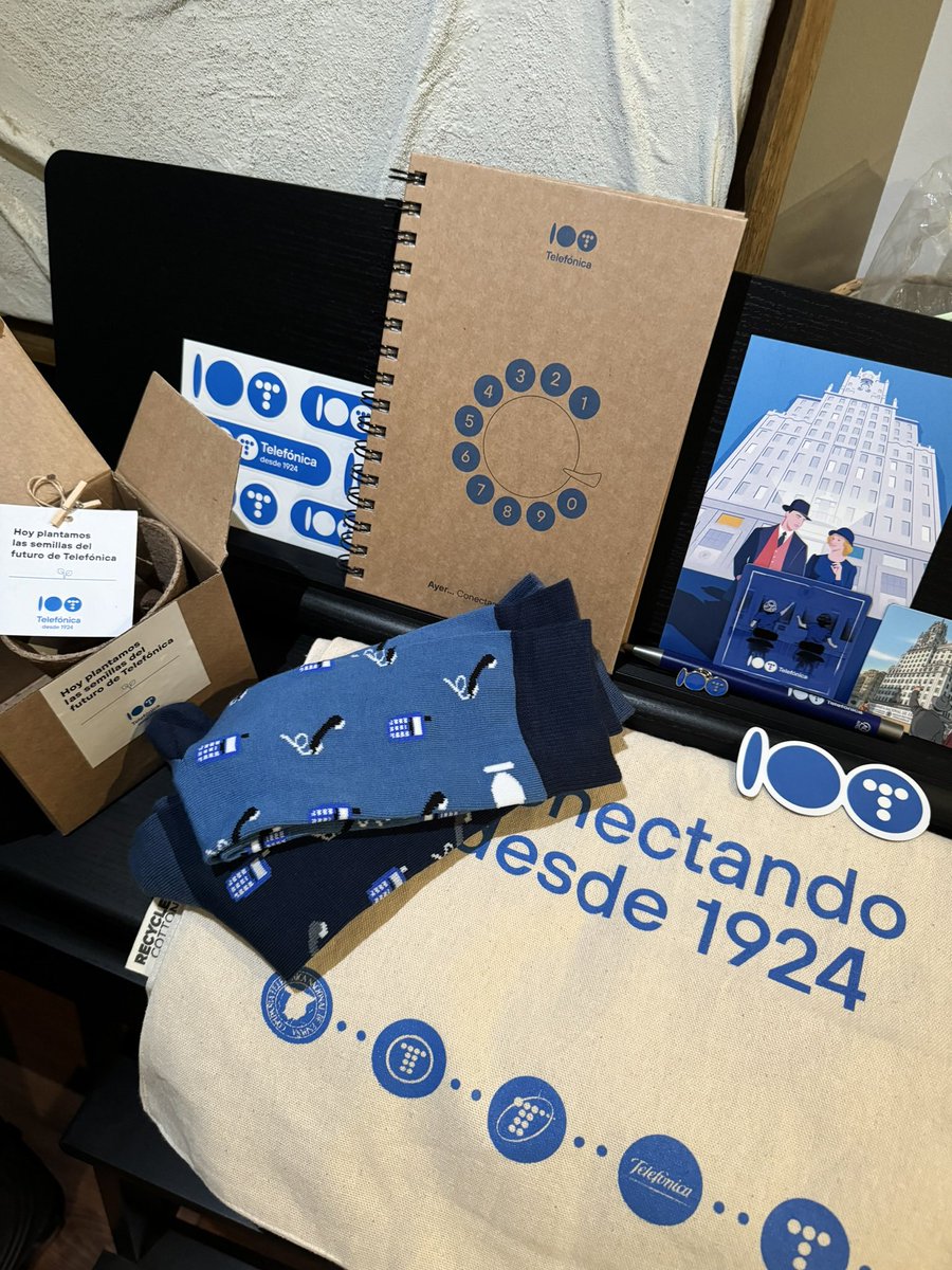 El merchan de Telefónica para empleados por el centenario. Mimo y calidad de materiales e impresiones.

Mira <a href="/gamusino/">Fernando de Córdoba 🏳️‍🌈🏳️‍⚧️</a>, que a ti te gustan estas cosas.