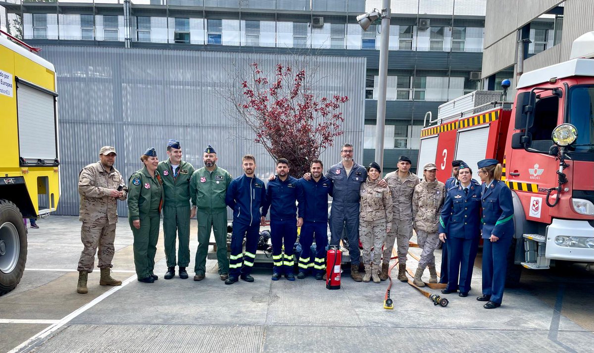 Asc_SONRISAS's tweet image. Gracias una vez más una mañana espectacular en el  #HospitalClínico #Valladolid
@AyuntamientoVLL
Gracias @EjercitoAire #Ala37 por darlo todo un lujazo conocer grandes profesionales. 
Os queremos ❤️🛩️✈️🪂🚁
#1niño1sonrisa⤵️