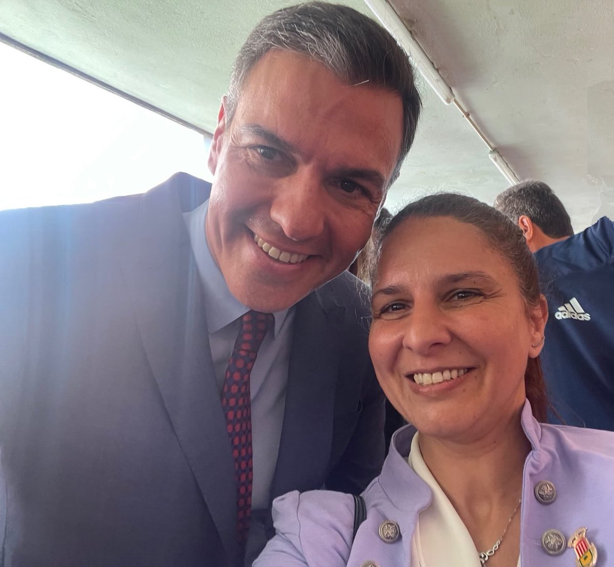 raquelrampiz's tweet photo. Estimado presidente @sanchezcastejon dignidad y coraje, siempre hacia adelante! Somos más los que creemos en la dignidad de las personas por encima de todo, siga siendo valiente, nosotros estamos ahí, siempre apoyando en lo bueno y en lo malo 💪🏻🌹❤️ https://t.co/UbeQQAl8Ni