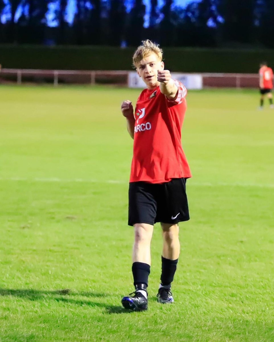 3’ ANOTHER EARLY GOAL AND ANOTHER FOR JAMIE HOSKING! 

FAREHAM TOWN 🔴1-0🟡 ANS 

#Creeksiders