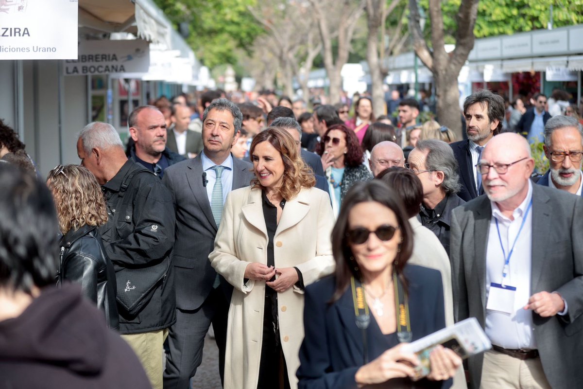 Invitamos a los valencianos a disfrutar de la 59a #FiraLlibreVlc, que hoy abre sus puertas con cifras récord. 80 expositores, 120 casetas y 1.300 actividades previstas donde compartir estos días el placer por la lectura.