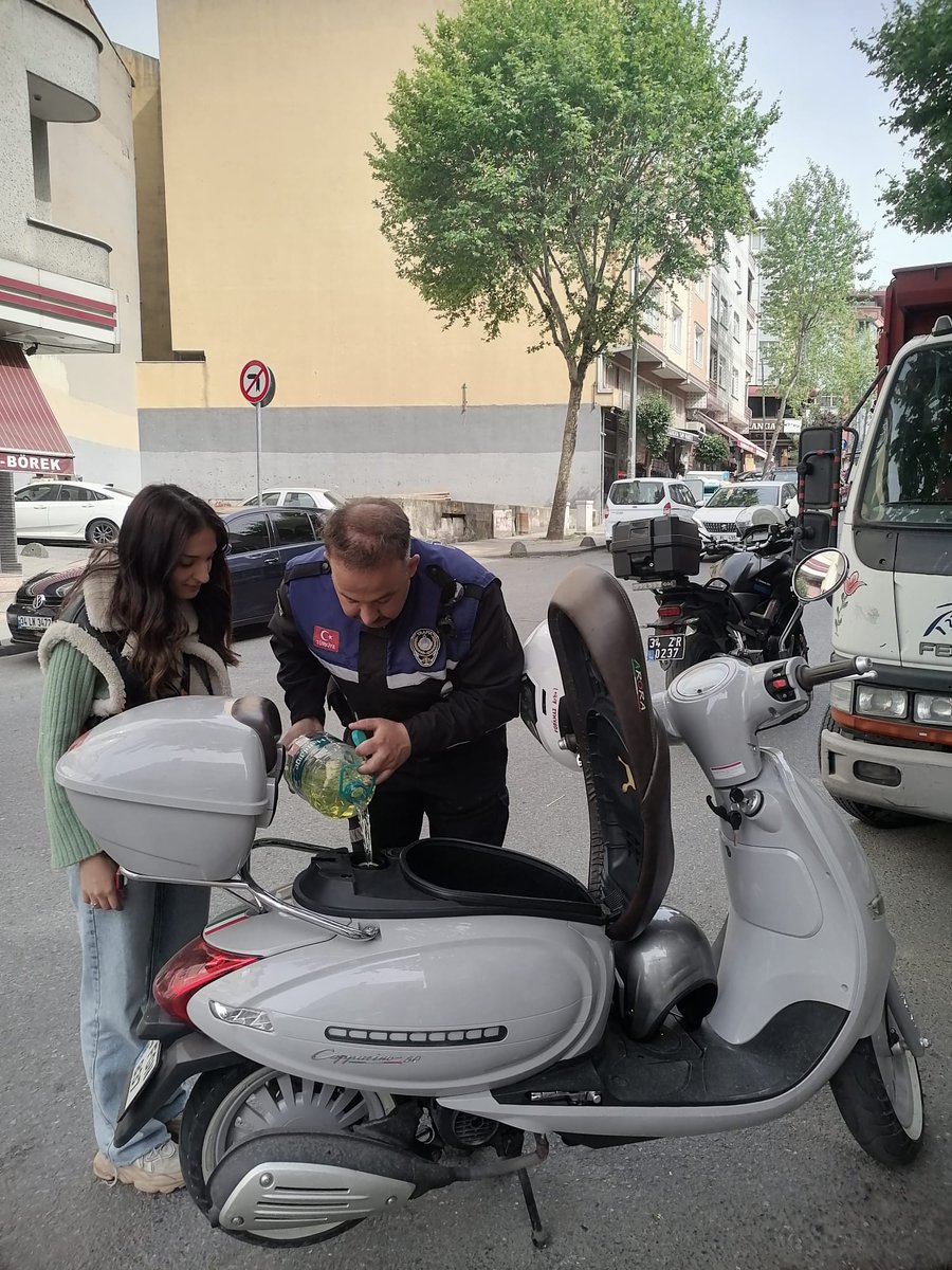 Fotoğrafın hikayesi şöyle 🥰 Hanımefendinin motorunun yakıtı bitmiş. Tevfik başkan ilçesini gezerken hanımefendinin yakıtının bittiğini görüyor. Belediyenin zabıtalarına hanımefendiye yardımcı olmasını söylüyor. Ve dünya beş dakikalığına güzelleşiyor ♥️