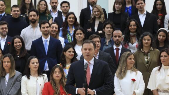 fcancio's tweet photo. no dia em q portugal, celebrando tb o fim da guerra colonial e a independência dos países colonizados q o 25 de abril representa, recebe os representantes dos países africanos de expressão portuguesa, anote-s o prodígio q é o pm rodear-s d 1 grupo d jovens tão diversos. https://t.co/KiBbTd767L