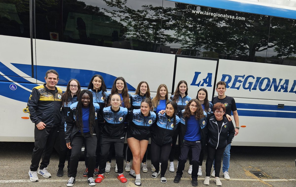 Nuestro equipo juvenil femenino camino de @BMGranollers para jugar el intersector nacional como Campeonas de Castilla y León.  Mucha suerte chicas!!. Ánimo Sergio, Quique y M Ángeles.  #espírituAula #haycantera @cajaruralzamora @UEMC @LAsNONNA @ccvallsur @VolvoValladolid