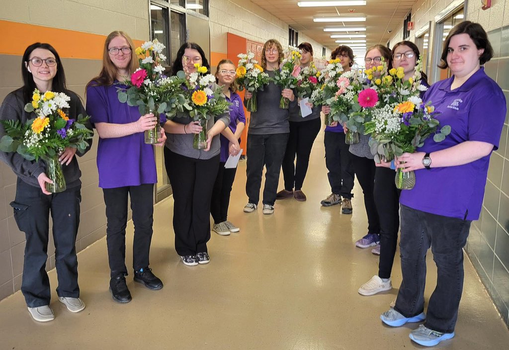 FCCC Floral Design students crafted and personally delivered stunning flower arrangements to honor our hardworking staff on Administrative Professionals Day. These beautiful creations served as an expression of gratitude for their commitment and dedication to FCCC!