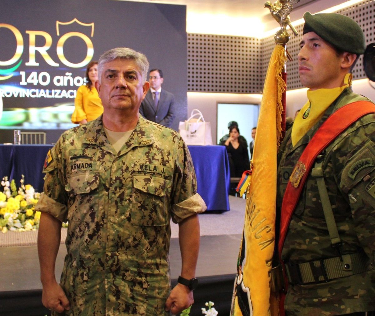 #ElOro | El Prefecto de la Provincia de El Oro condecoró al Pabellón del Comando Conjunto de las @FFAAECUADOR y entregó un reconocimiento al Sr. Alm. Jaime Vela Erazo, por el #trabajo, #compromiso y #esfuerzo realizado en pro de la defensa y seguridad de la provincia. #FFAA