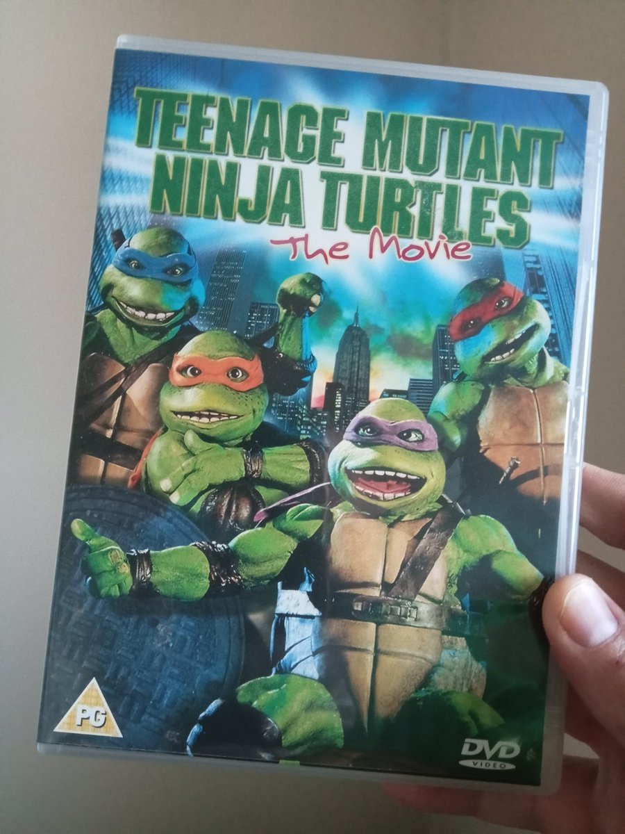 TONIGHT'S VIEWING... One of my favourite movies @TMNT (1990). Even though I like the sequel, #SecretOfTheOoze more. Turtly awesome end to my #birthday 🤩🎬🐢🍕🎂 #Cowabunga

#artistsonx #maninpaint #80skid #geekart #geek #geekyartist #proudgeek #geeklife #retrogeek