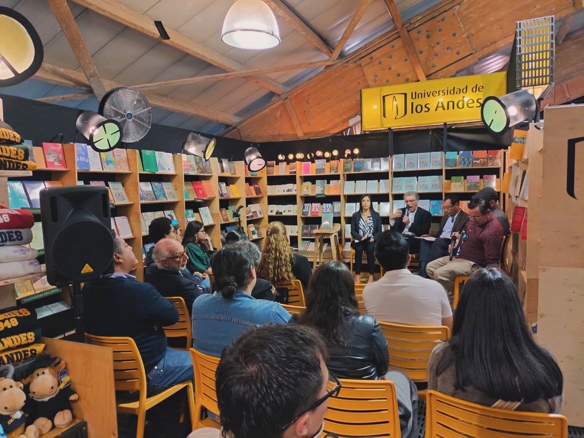 #Lanzamiento del libro 'Calidad, eficiencia y equidad en la educación superior en Colombia' escrito por nuestro profesor @fabiosanchez_to y @hbayonar, de @FacuEducacion. Adquiera el libro en la #FILBo2024 Pabellón 3 | Estand 502, segundo piso @Ed_Uniandes