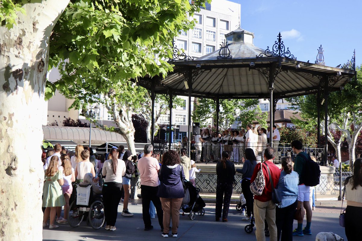 aytodebadajoz's tweet photo. 🎶 El alumnado de las Escuelas Municipales de #Música ha celebrado esta tarde el concierto 'Música en la calle' desde el Templete del Paseo de San Francisco de #Badajoz https://t.co/NcXe27SP17