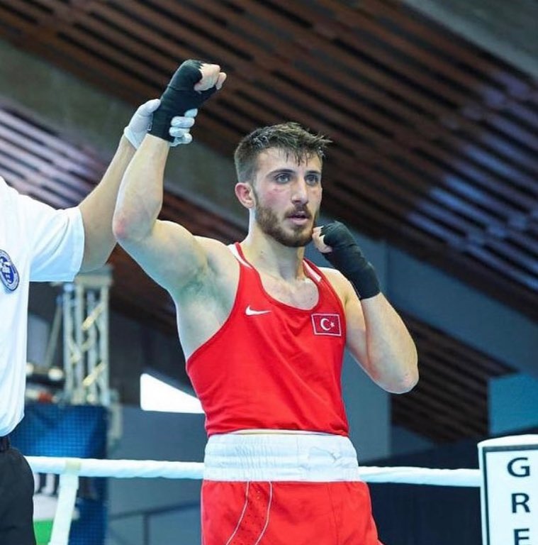 Sırbistan’ın başkenti Belgrad’da devam eden Avrupa Boks Şampiyonası’nda 71 kg’da ringe çıkan ABB ASKİ Sporumuzun boksörü 
🥉Tuğrulhan Erdemir bronz madalya kazandı ve Avrupa üçüncüsü oldu.

🇹🇷Ülkemizi temsil ederek kulübümüz adına kürsüye çıkmaya hak kazanan sporcumuzu tebrik
