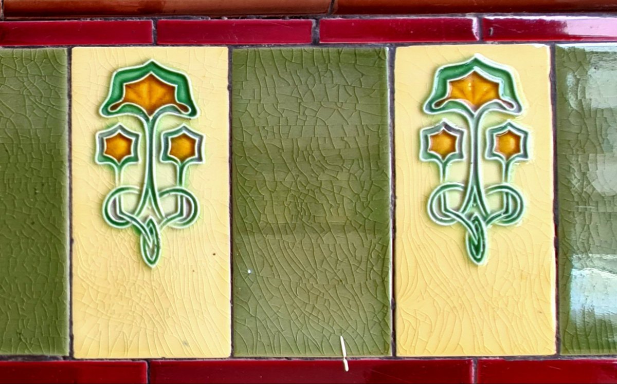 Some rather nice tiles from a tenement close in the Cathcart area of Glasgow. #glasgow #cathcart #architecture #design #tenement #glasgowtenement #ceramics #tiles #tiling #tenementtiles @TnmntTiles