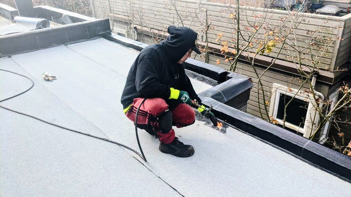 Torch-on roofing offers seamless, waterproof protection.🔥
#Torch-OnRoofing #FlatRoofs #GoodVansRoofing