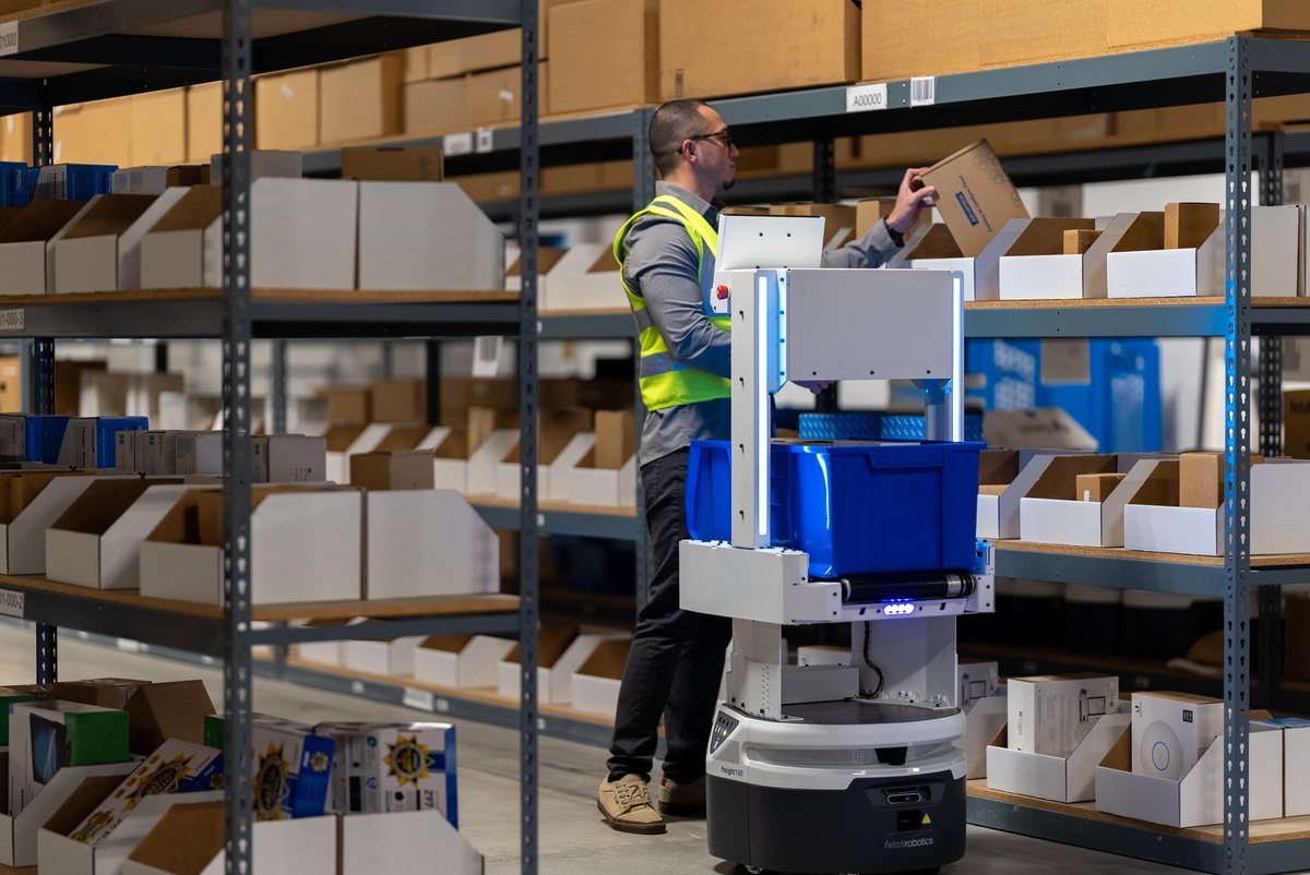 ZebraTechnology's tweet image. With the Zebra Robotics Fetch AMR system, you can easily automate point-to-point and fulfillment-related material handling tasks. 

Learn more 👉 social.zebra.com/6011YJz2S 

#Robotics #Automation #AMRs