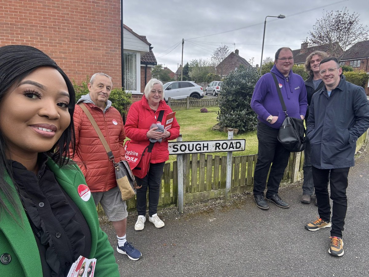 Out in South Normanton this afternoon🌹Grateful for the backing of all the residents who had already voted Labour & for those who intend to support Claire & I next week. Residents said they want to see the potholes fixed, more police's officers & a stable county & country #Vote