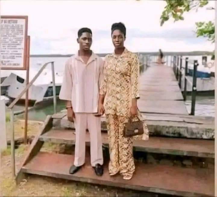 This Moses and Marie Bliss picture reminds me of King jaja of opobo and his wife when they arrived badagry seaport, 25th April 1871.

Whoever snaps this picture, heaven is far from you ...
😂🤣