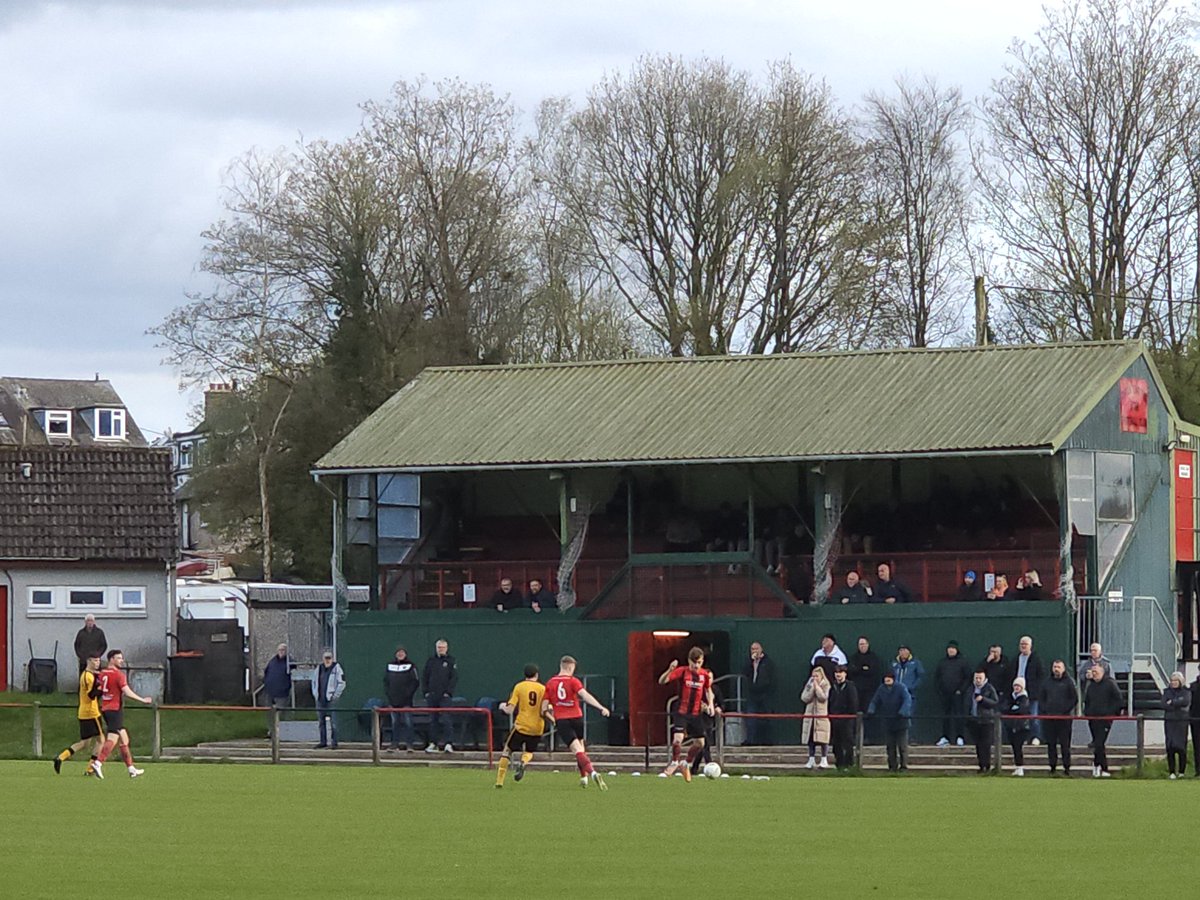 It's another nice evening so a last minute decision to motor down the M74 to see the @SOSFLeague encounter between @dalbeattiestar and @abbeyvalefc. The beautiful Islecroft Stadium is another of my favourites.
#davesfootballtravels ⚽️