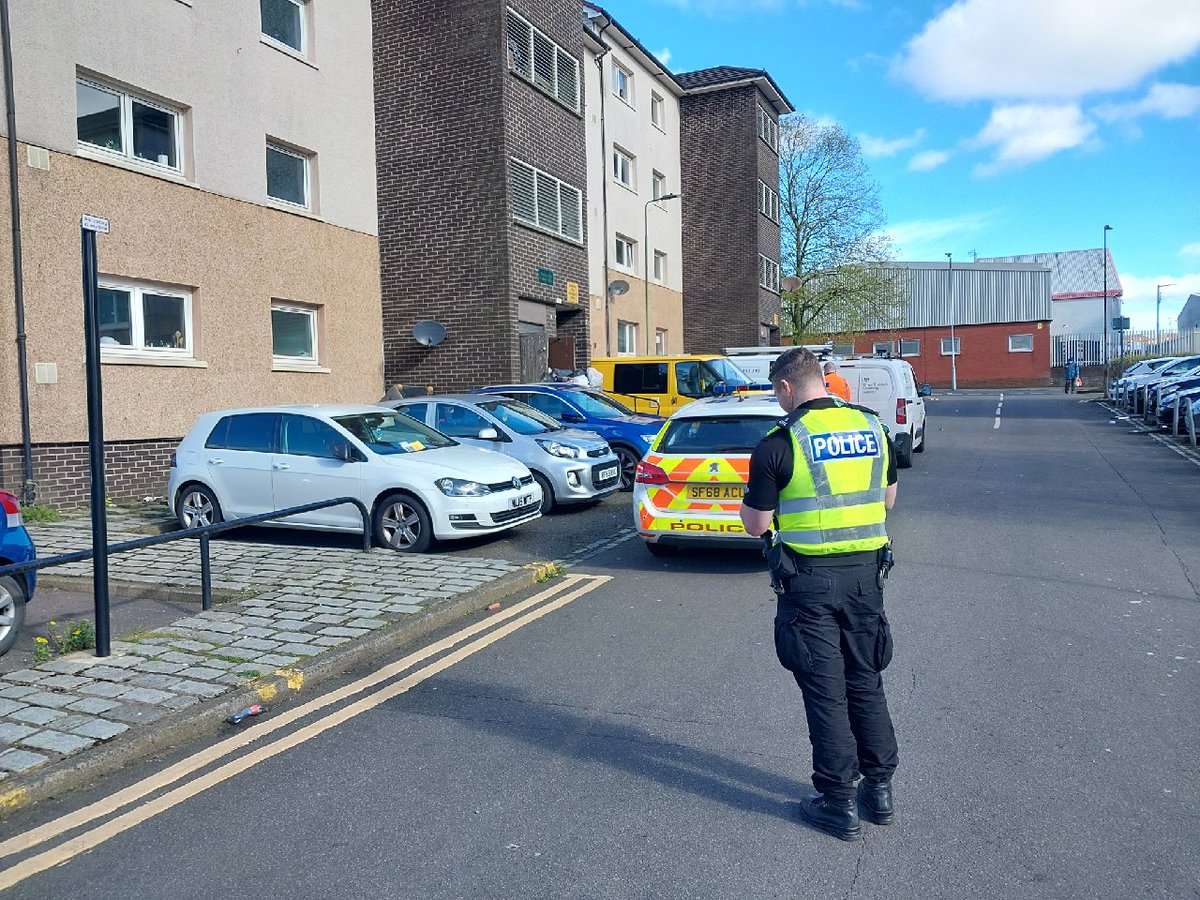 PSOSGlasgowCity's tweet photo. City Centre Police and DVLA had a busy day in the Townhead area today 👮🏿♂️ 🚗 🚙 👮
#TaxIt
#Don'tRiskIt
#DLVA
#JointPartnershipWorking
#CityCentrePolicingTeam https://t.co/eRh7ThWXSV
