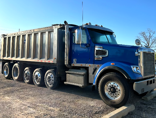 truckvin's tweet photo. Stay DUMPIN' my friends! Another ridiculously clean Freightliner Quint Axle purchased by yours truly, A.F.T.B! #truckvin #aftb #freightliner #dump https://t.co/RYXvQtBtfO