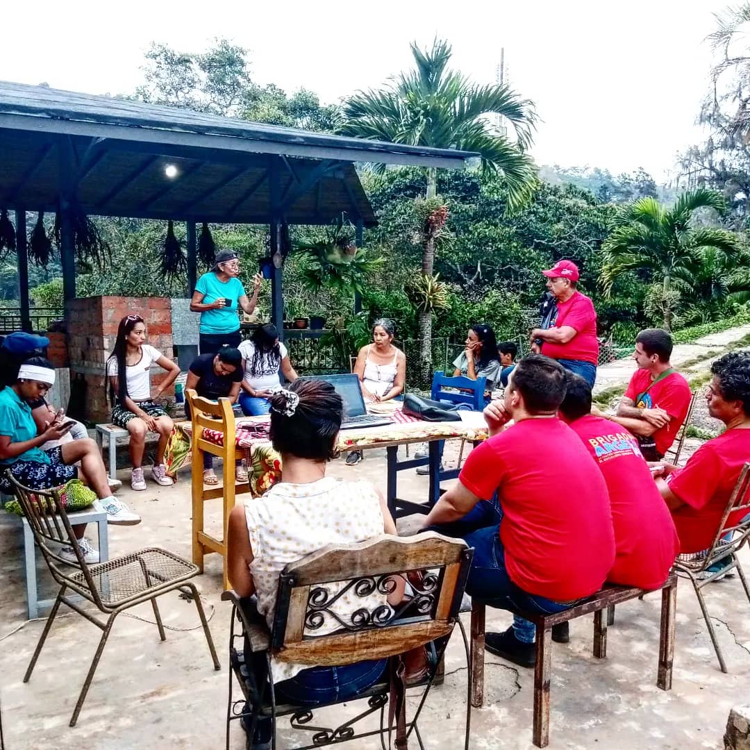 Comuna mirandina se reconecta con modos de vida ancestrales. Familias de la Comuna en Construcción Produciendo en Revolución impulsan la Escuela Agroecológica Suma Qamaña; un espacio de siembra y formación ideológica colectiva. Más detalles: tinyurl.com/4r4c6hey.