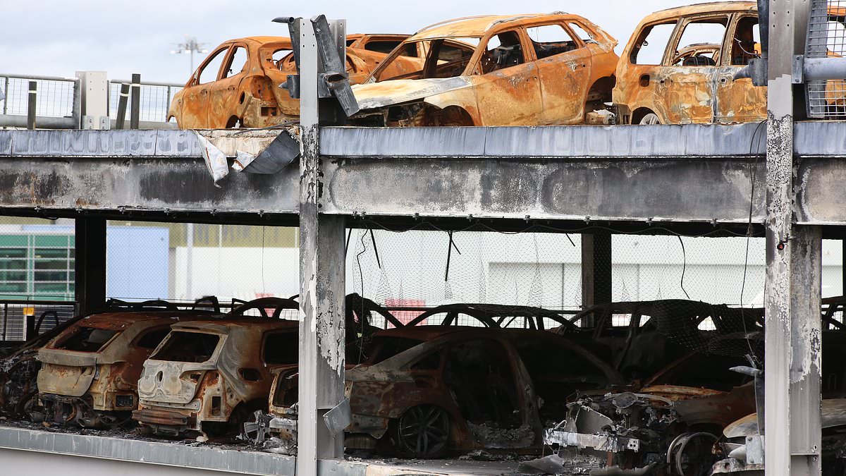 Hundreds of burnt out motors are still stranded at Luton Airport car park six months after devastating blaze - as insurance payouts 'run into £10million' trib.al/PjrOOIc