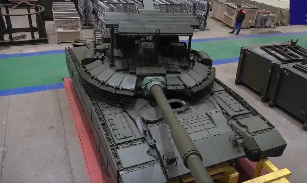 • روسيا 🇷🇺 تستأنف إنتاج محركات الدبابات T-80BVM • وسط زيارة وزير الدفاع سيرغي شويغو إلى مصنع أومسك للدبابات تم الكشف عن استئناف الإنتاج الكامل لمحركات توربينات GTD-1250 للدبابة T-80BVM • دخلت T-80BVM الخدمة عام 2017 ويتم تحسينها باستمرار بناءً على الخبرة القتالية