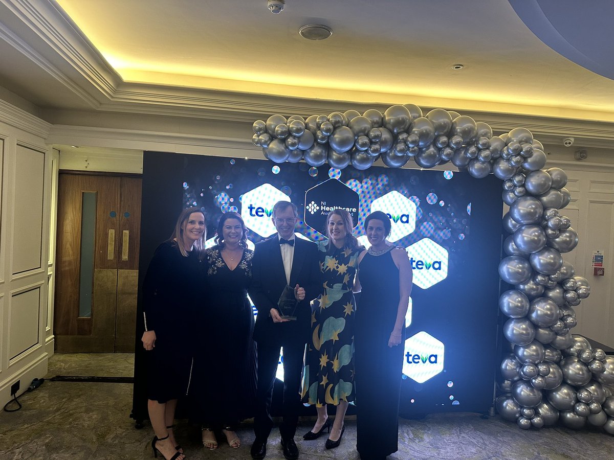 Huge congratulations to our Lung Clinical Oncology/ Radiotherapy team in their winning of the Oncology Award at the NI Healthcare Awards 2024. Rockstars! @NICCBeamTeam