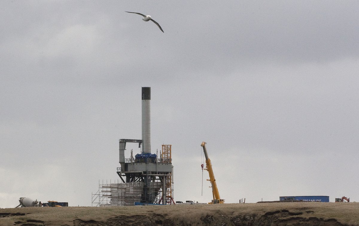 .@Shetnews with a great shot of the @rfa_space RFA ONE first stage atop its launch stool at @SaxaVord_Space - shetnews.co.uk/2024/04/25/spa…