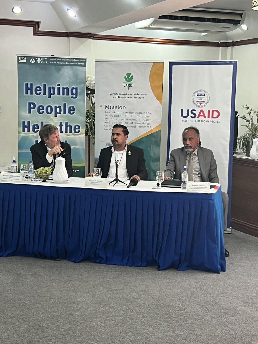 “A forum like this offers us the opportunity to find solutions collaboratively for this region.”- USAID/ESC Reg Rep, Mervyn Farroe (right), speaking at the Ag Dev’ment forum in St Vincent. #PACC2030