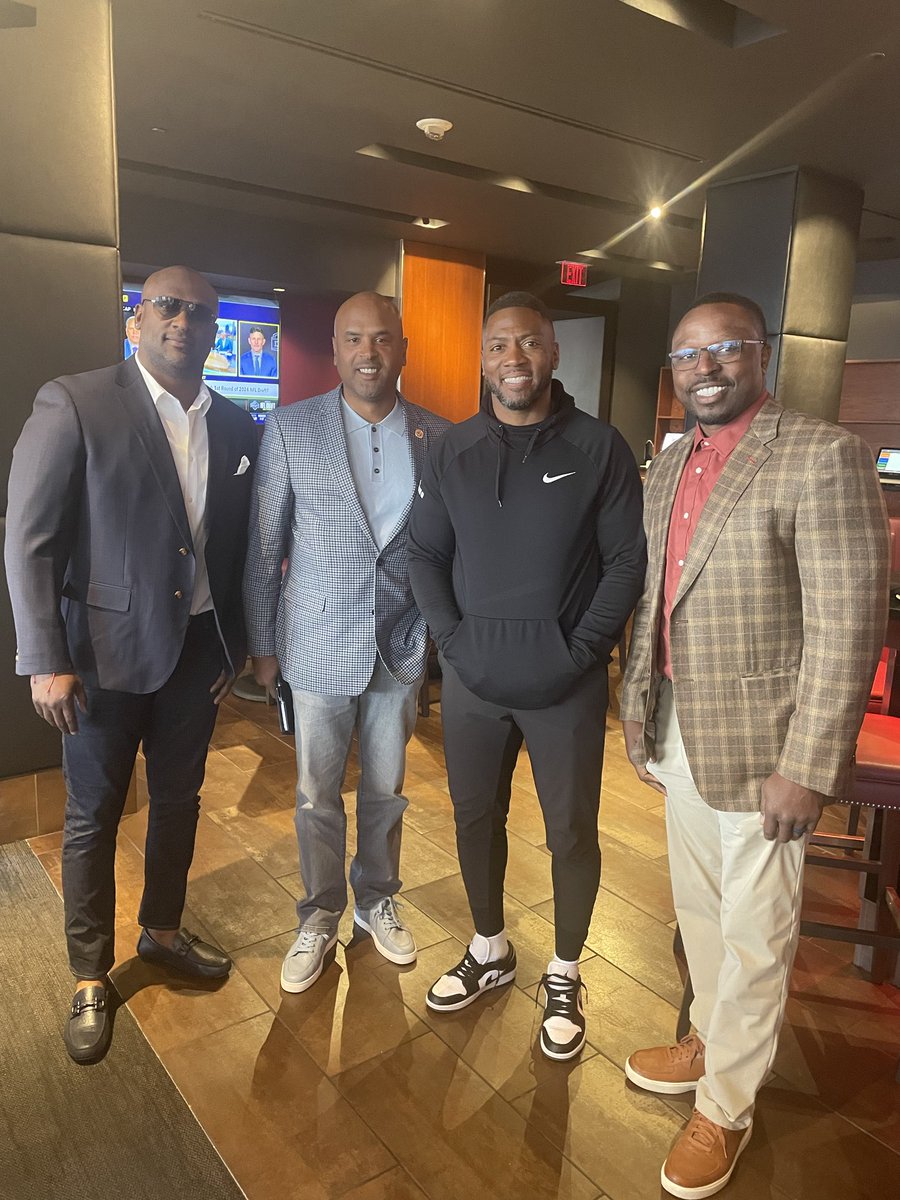 What a blessing to be in Detroit today for the 2024 NFL Draft! Ran into the hardest working man on ESPN ⁦@Realrclark25⁩… Keep grinding friend. Rolling my guys ⁦⁦@ChayRankinMS⁩ ⁦@ZafiroBurke1⁩ 🙌🏾💯