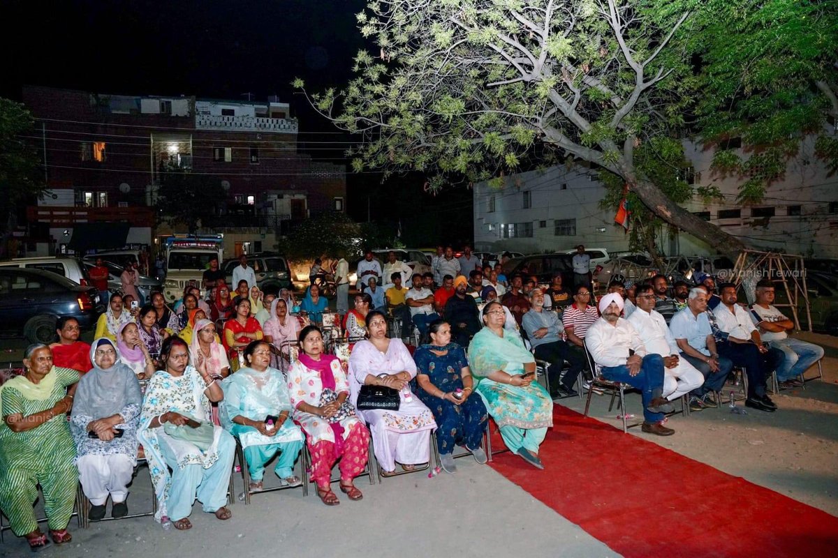 In conversation with people during a public interaction in Sector 37, Chandigarh. Highlighted the failures of BJP and asked the people to vote for Congress for a better Chandigarh. Vote for Manish Tewari. @ManishTewari #LokSabhaElections2024