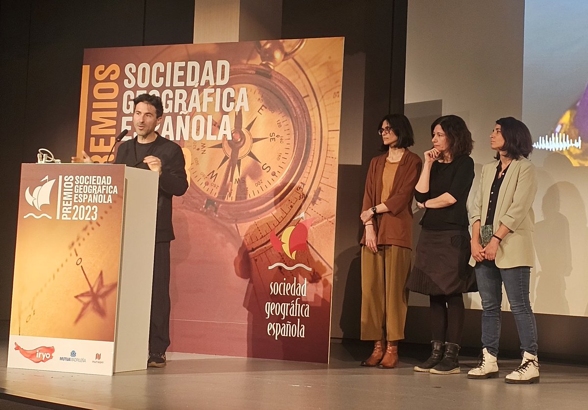 Muy contenta del merecidísimo premio de la Sociedad Geográfica Española @sgeograficaes a la iniciativa, el tesón y la calidad de la @revista5W