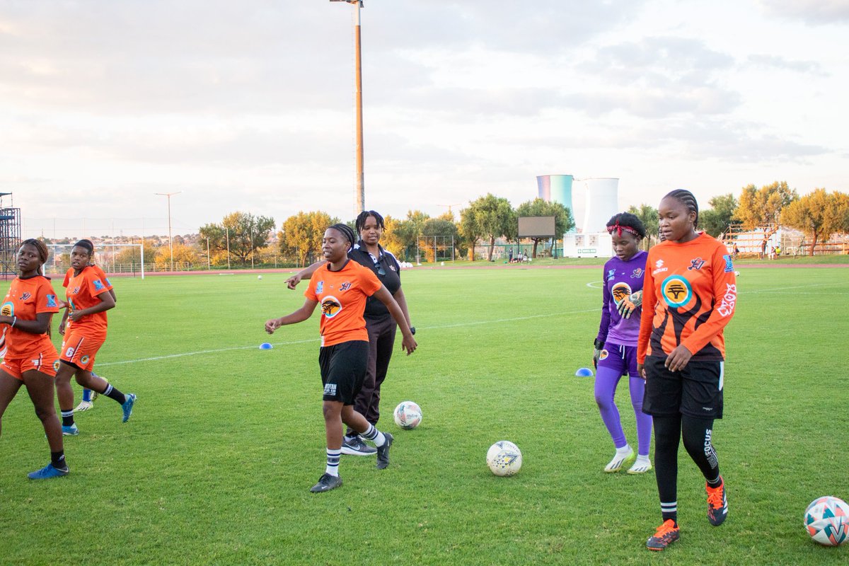 𝐇𝐨𝐥𝐥𝐲𝐰𝐨𝐨𝐝𝐛𝐞𝐭𝐬 𝐒𝐮𝐩𝐞𝐫 𝐥𝐞𝐚𝐠𝐮𝐞 Training📸✅ - discussions about the next home fixture were in place 📸: UJ Sport #ujfootball #HWBSL #UJAllTheWay #ItStartsHere #OrangeArmy