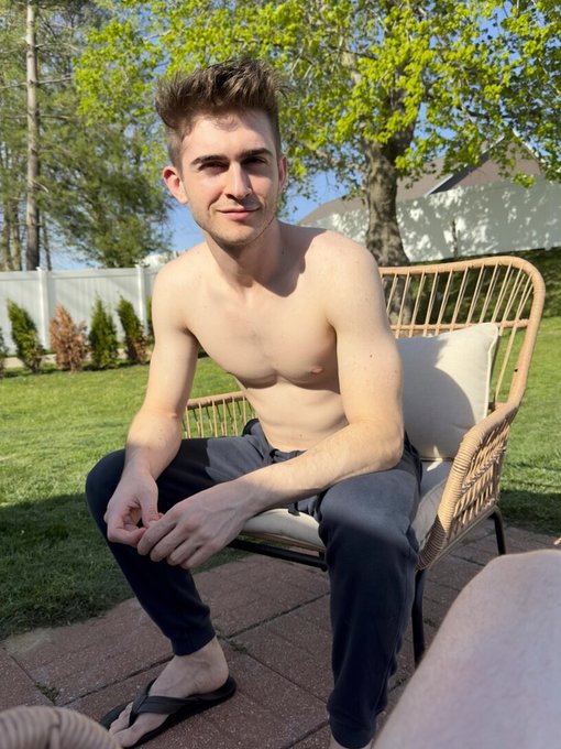 Lil Bro getting some sun ☀️ https://t.co/UUEyguXt1Z