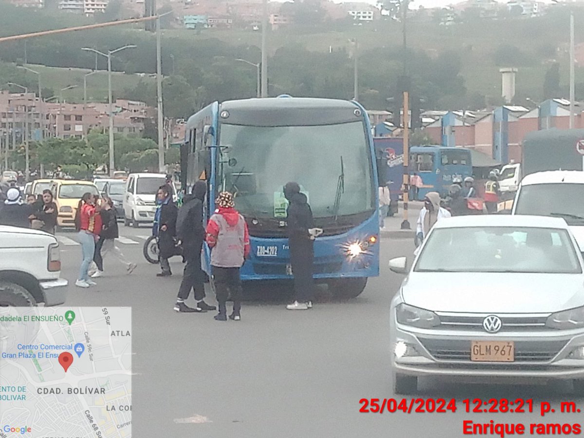 Danielbricen's tweet photo. Le exijo a las autoridades identificar y judicializar a estos vándalos y delincuentes que incendiaron este bus en inmediaciones de la Universidad Distrital en Ciudad Bolívar.

Bogotá no puede seguir acostumbrada al terror y la falta de autoridad. https://t.co/XjjHwtY27n