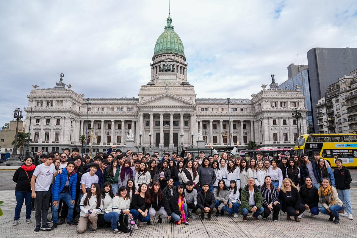 gustavomenendez's tweet photo. Los alumnos de la Escuela Técnica 5 de Merlo visitaron el Congreso de la Nación para ver la película de Malvinas, ‘’El regreso’’, conmemorando este mes tan importante para la causa. #Malvinas #fueronsonyseranargentinas https://t.co/Z2JpApmwXs