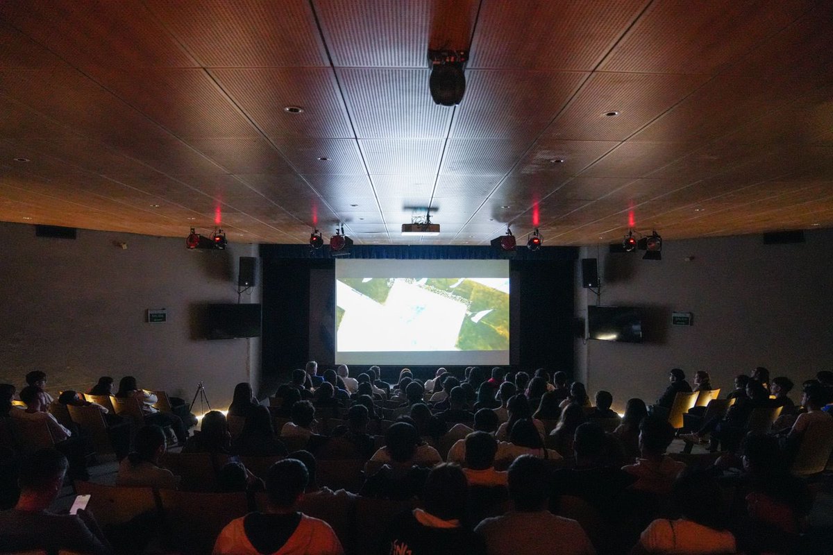 gustavomenendez's tweet photo. Los alumnos de la Escuela Técnica 5 de Merlo visitaron el Congreso de la Nación para ver la película de Malvinas, ‘’El regreso’’, conmemorando este mes tan importante para la causa. #Malvinas #fueronsonyseranargentinas https://t.co/Z2JpApmwXs