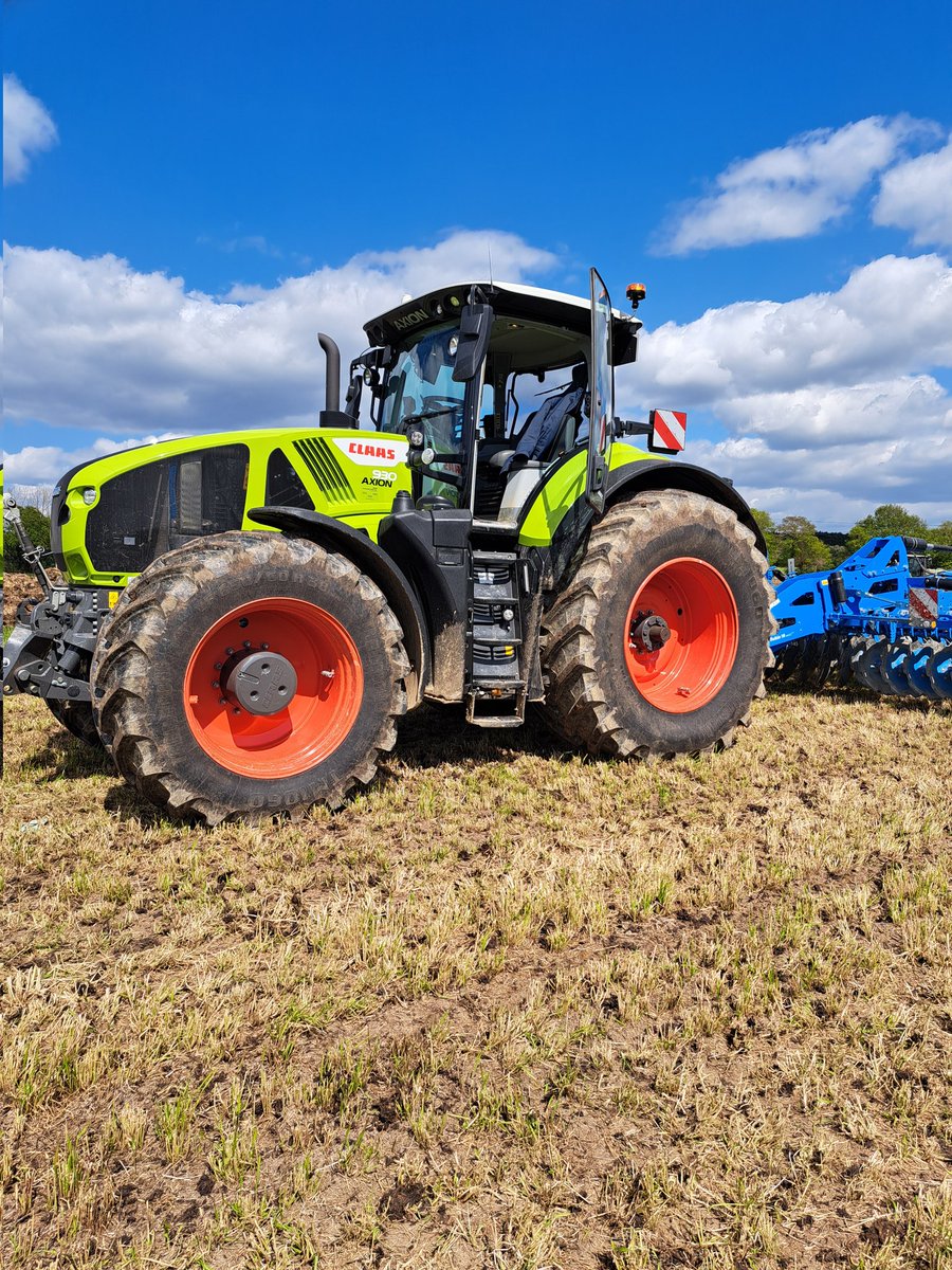 J'ai appris à conduire à 7 ans un avec le Renault  D 22 de mon père 
Je n'aurais jamais imaginé qu'à qques mois de mes 65 ans , j'allais conduire un tracteur Claas 930 de démo  de près de 350 cv
@CLAASFrance
#CLAaSBretagneSud