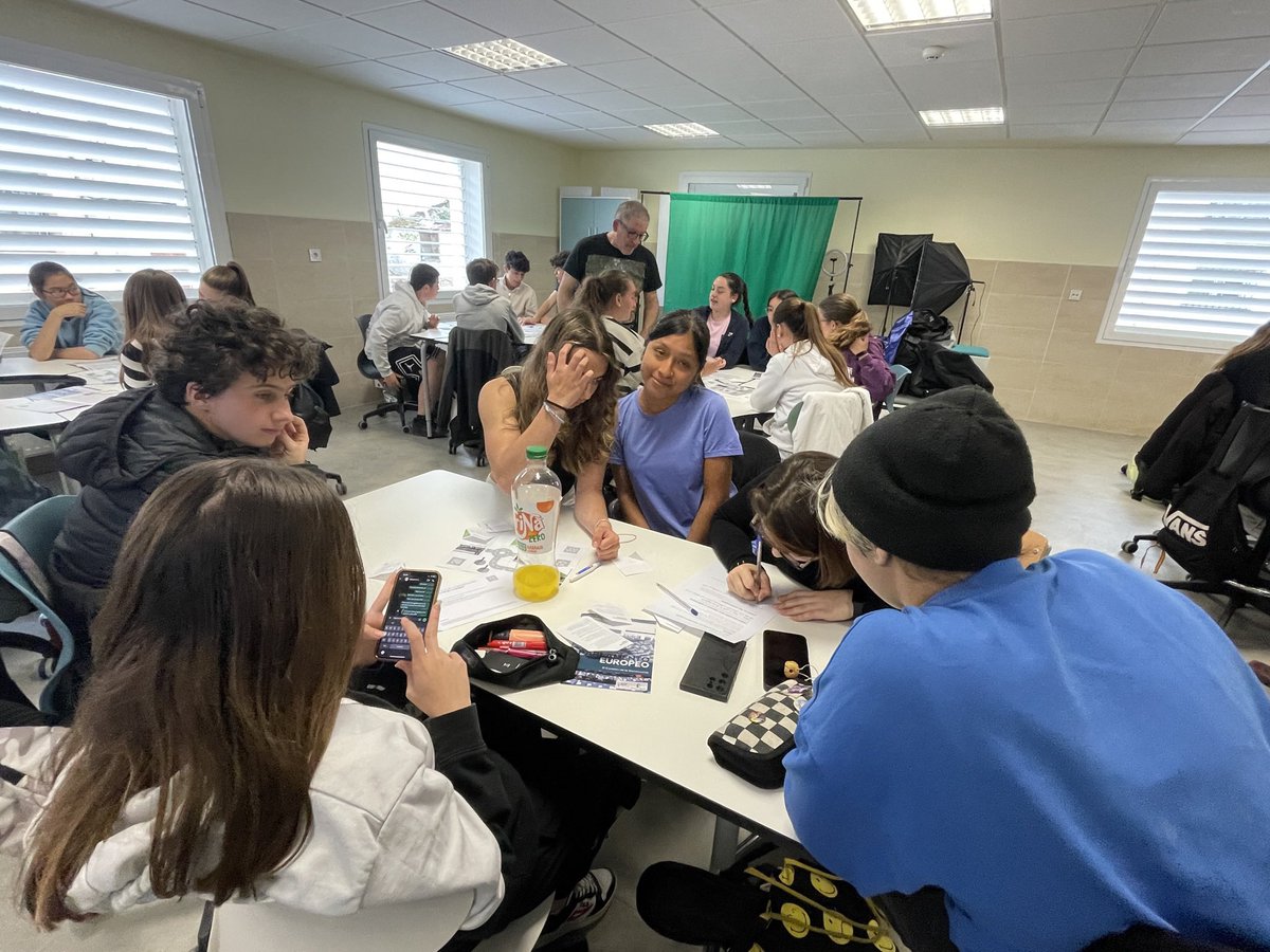 #escuelasembajadoras 
#ErasmusPlus 
En el <a href="/IESALFONSOVIII/">IES ALFONSO VIII</a> hoy hemos celebrado la segunda jornada de convivencia y formación para embajadores junior del <a href="/Europarl_ES/">Parlamento Europeo en España</a> . Hoy hemos simulado una sesión parlamentaria. <a href="/europedirectCLM/">Europe Direct CLM</a>