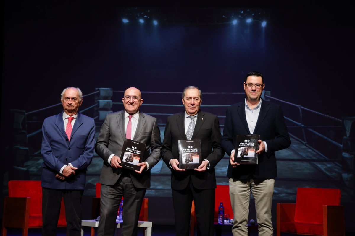 AyuntamientoVLL's tweet photo. Presentación en el @Teatro_zorrilla del libro ‘100 años de boxeo en Valladolid’, del periodista deportivo José Miguel Ortega.

Un evento que ha congregado a algunas de las figuras más representativas del boxeo vallisoletano.

El alcalde, @JesusJCarnero, ha participado en el acto. https://t.co/SpzYgCtXZO