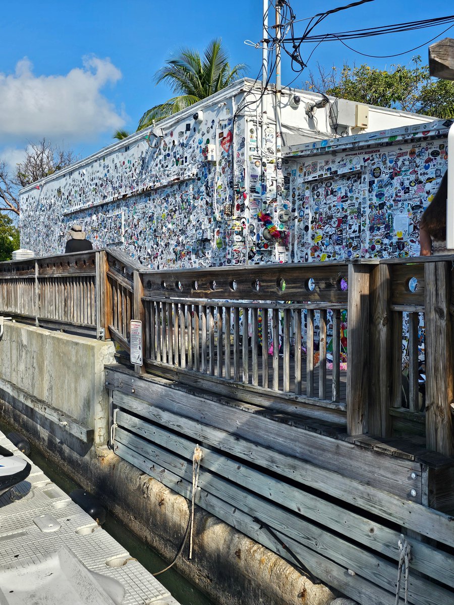 Cruising by Jimmy Buffett's studio in Key West on this glorious afternoon, feeling the island vibes in the air. 🎶 Who else has had the chance to stop by and soak in the musical magic? 🏝️🎸

#JimmyBuffett #KeyWestStudios #IslandMelodies #MusicMagic #KeyWest #IslandLife