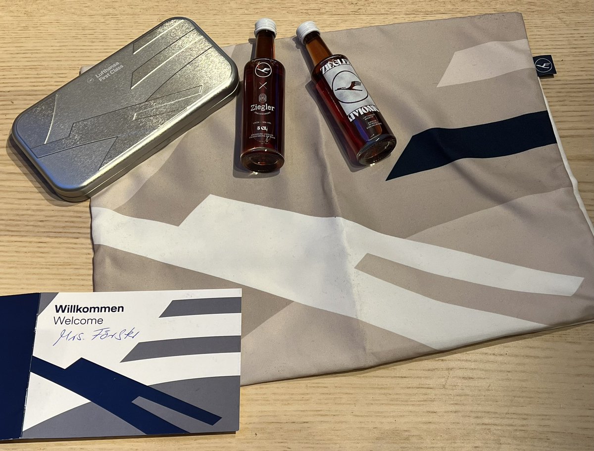 SpaethFlies's tweet image. Finally time to enjoy my #LufthansaAllegris goodies from a long @lufthansa day today, and no, not stolen I assure you. Tried new Avionic LH signature liqueur now - decent and not too sweet. Best enjoyed 🍹with a splash of gin and fresh lime 🍋‍🟩 I find #PaxEx #avgeek