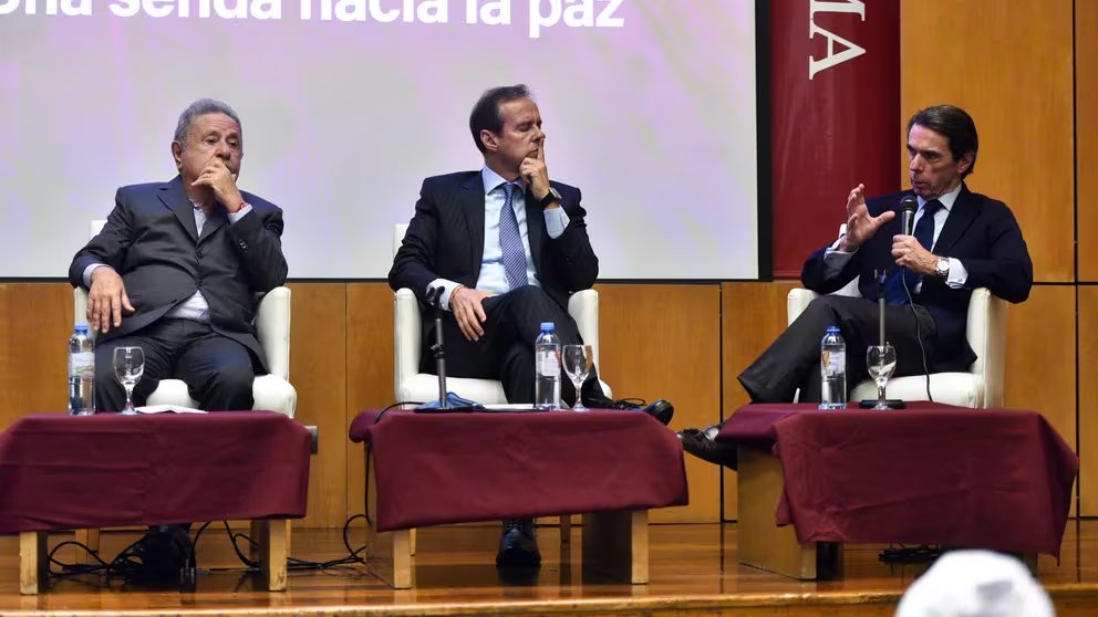 EXACTAMENTE ! ! ! Jorge Quiroga Ramírez, ex presidente de Bolivia: “Venezuela es un territorio ocupado por Hezbollah, Hamas, las Farc, Rusia y China” El ex mandatario participó junto a Eduardo Duhalde y el español José María Aznar en un diálogo intercultural organizado por la