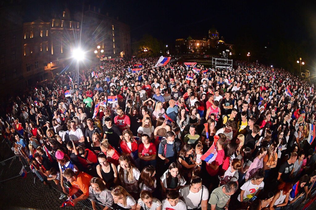 SipkaDesa's tweet image. Happy #NolefamDay  Belgrado 
Vedo tanti auguri è foto ma sempre stesse persone.
Tanti fortunati , lo hanno incontrato, fotografie con lui.
Però ci sono anche tanti altri che non hanno stessa fortuna però siamo qui con centinaia di migliaia persone.
Siamo oscurati  ma ci siamo ♥️