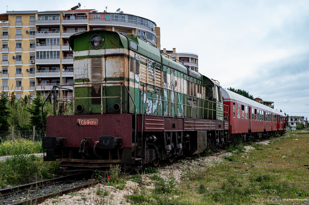 iainw_802's tweet image. Hekurudha Shqiptare or HSH (Albanian Railways) T669.1051 stands at Plazh Station with Service 7 to Elbasan @hekurudha_al  #albanianrailways #cme3 #cemlek  #plazh #elbasan #hsh #railwaytwitter