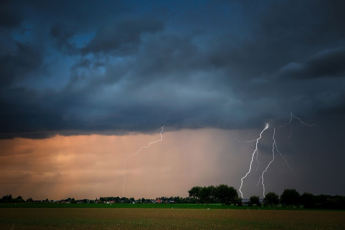 CalumetEM's tweet photo. Confidence is increasing in strong to severe storms Saturday afternoon with large hail and damaging winds being the primary threats. Stay informed. #wiwx https://t.co/eXuVJKcd3B