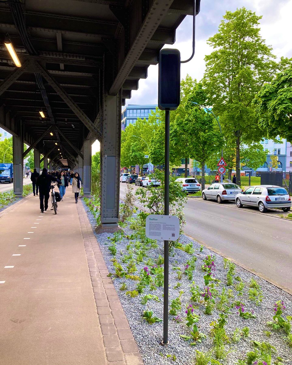 Das Testfeld vom Reallabor @radbahn ist fertig und wurde heute eröffnet! Viele innovative Elemente, von natürlicher Regenwasserfilteranlage bis Grünphasenanzeiger. Wunderbar geworden, und schön so viele interessierte Leute zu sehen! #RLNK #Radbahn #Berlin