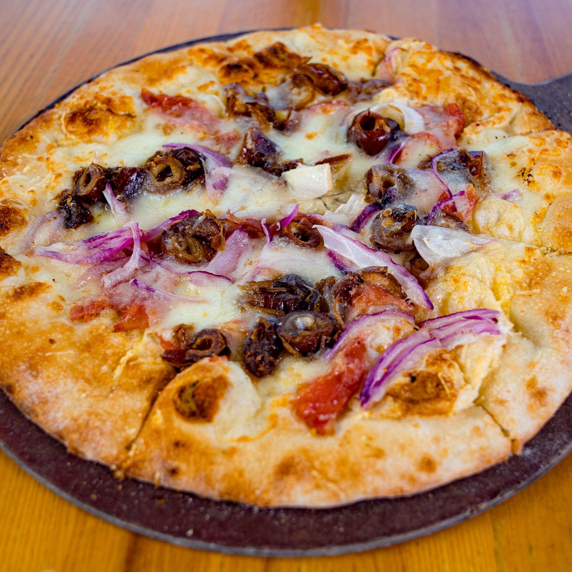 Hey food lovers, why just wine and dine when you can truffle and date at the same time? Try our Truffle &amp; Date Pizza, where every slice is a mingle-fest of prosciutto, sweet dates, and a drizzle of white truffle oil that'll make your tastebuds swipe right! 😍

#NapaFlats