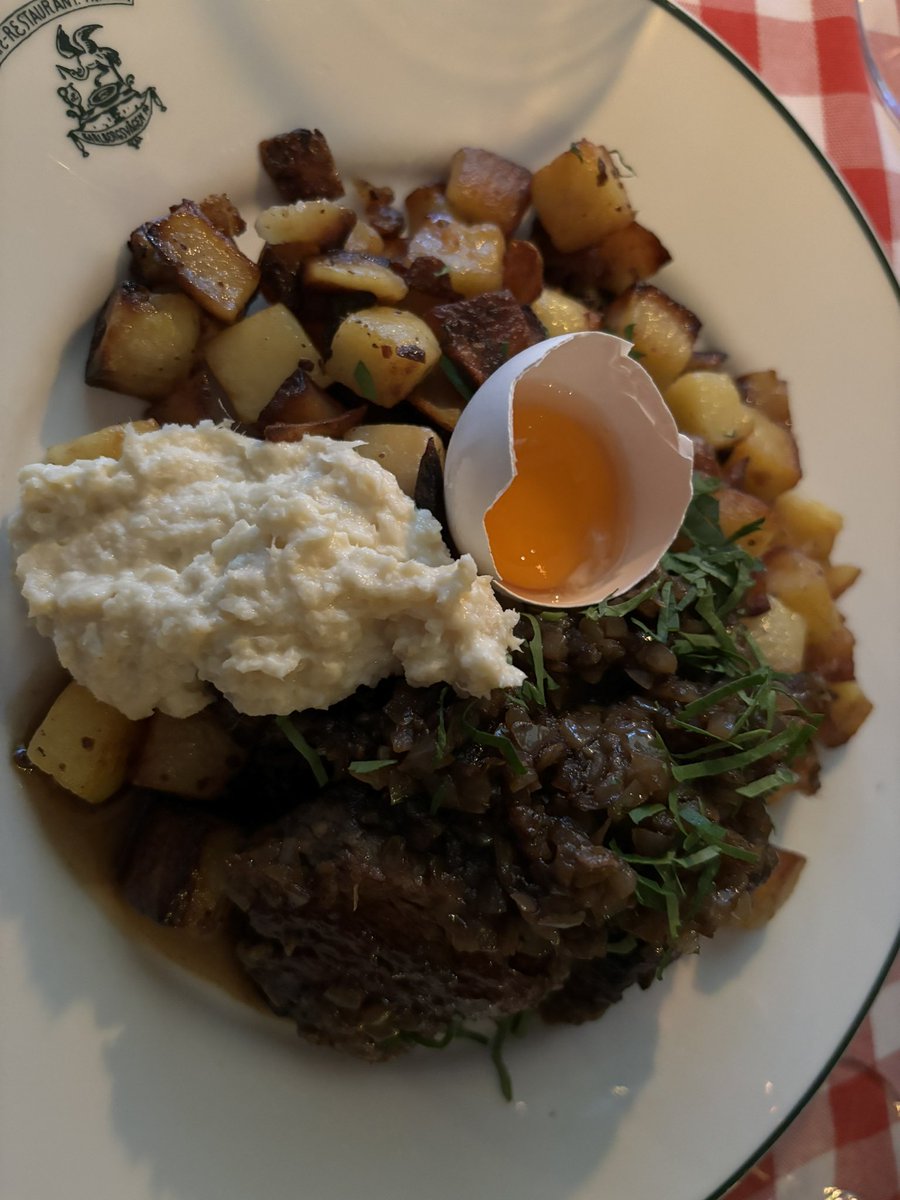 Oavsett konjunktur. Vardag eller helg. På Tranan beställer man bord. Så är det bara. Bra stim. Och de levererar. Solitt. Råbiff, sniglar, vit sparris med hollandaisesås och Biff Rydberg.