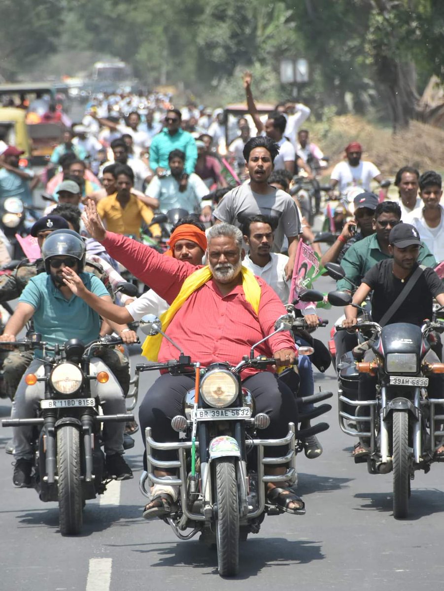 Gyaneshwar_Jour's tweet image. पूर्णिया चुनाव अपडेट: पप्पू यादव की गाड़ी तलाशी और जब्ती के दौरान पुलिस 50 हजार रुपयों के अलावा खाने को रखे केला-सेब, पहनने को कपड़े और दवाइयां भी जब्त कर रही थी. ये कहकर कि गाड़ी के भीतर है, सीजर लिस्ट बनाकर दे देंगे. खूब हुई बहस.