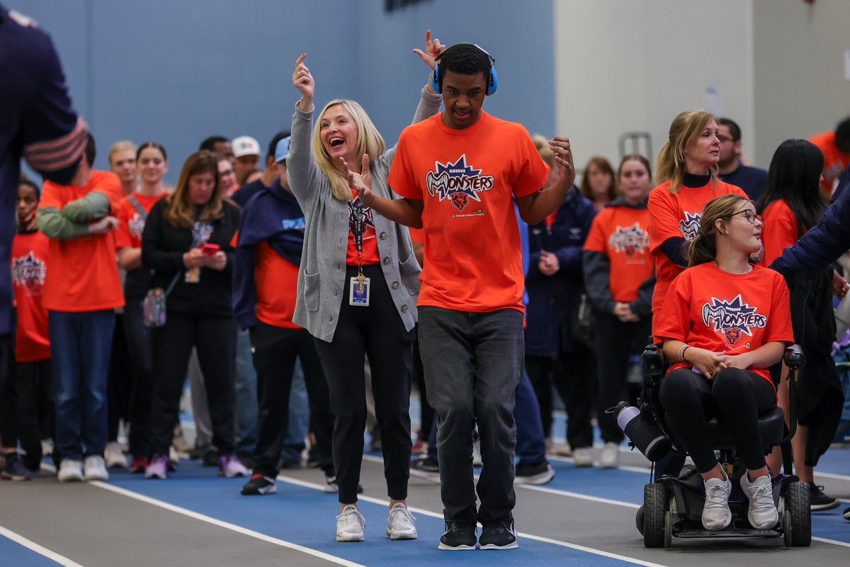 WSC Sports Spectacular was a HIT. Thanks to @BearsOutreach for hosting 2 Mini Monsters Clinics! What and amazing day! @Silva321FUTP60 @WBFLAGFOOTBALL @piehousesix